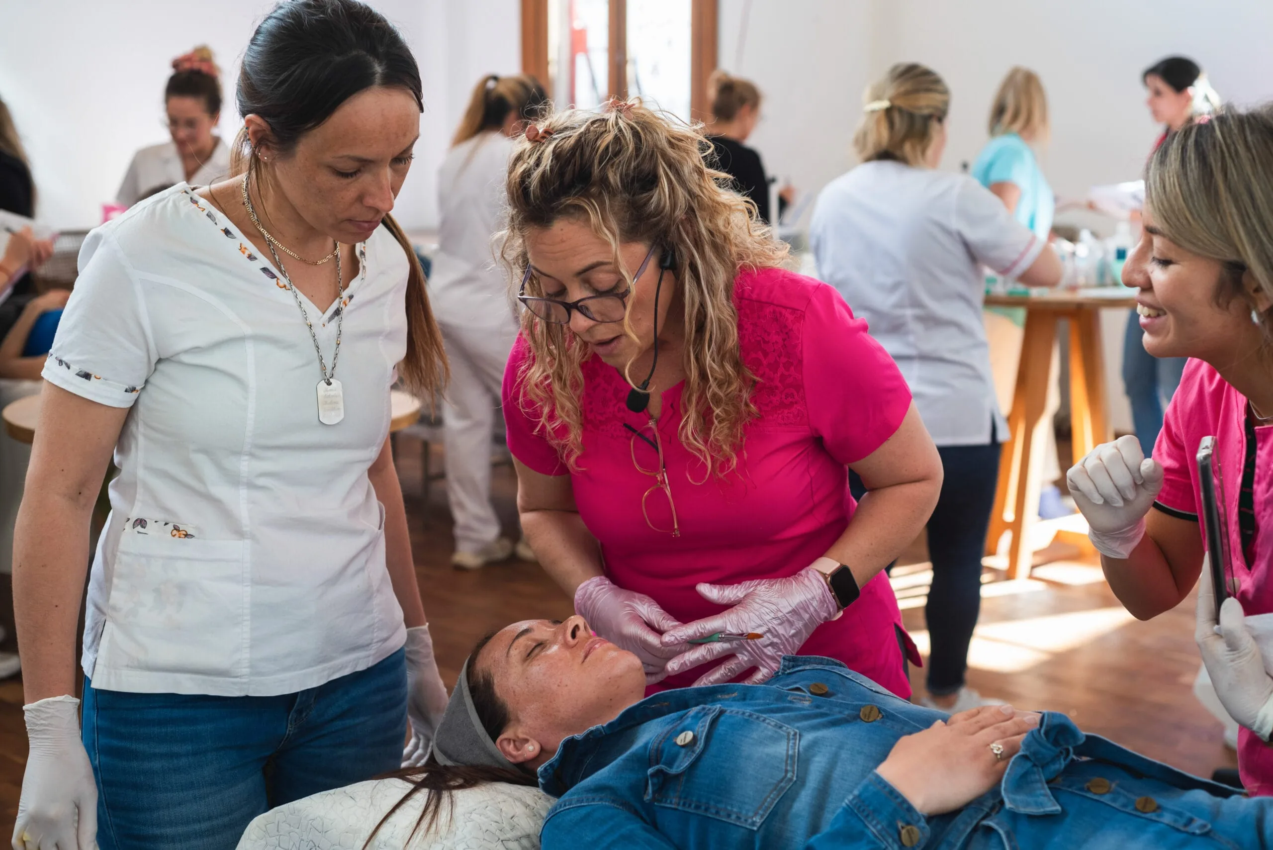 Práctica con pacientes reales en un workshop de Andrea Lemos